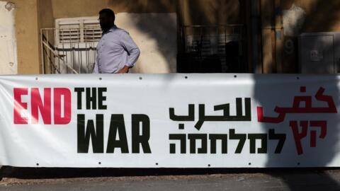 نمایی از یک تظاهرات در شهر حیفای اسرائیل که برای برقراری آتش‌بس و آزادی گروگان‌ها برگزار شده بود. 20 ژانویه 2024