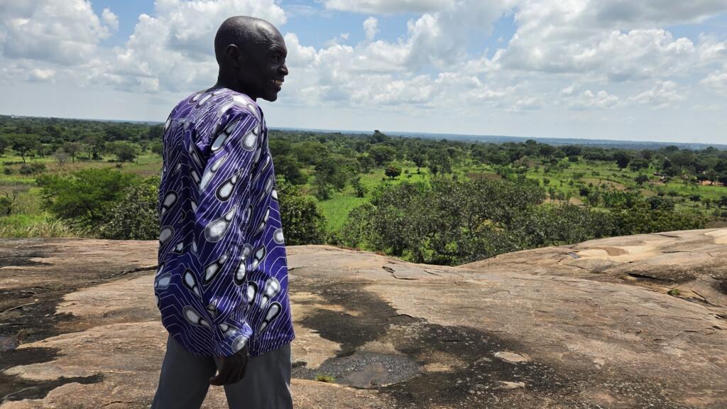Lakoc Pa Oyo, ancien voisin d'enfance de Joseph Kony, sur le bloc rocheux de Got Awere où le rebelle, prophète autoproclamé, affirmait avoir des visions, le 3 septembre 2025.