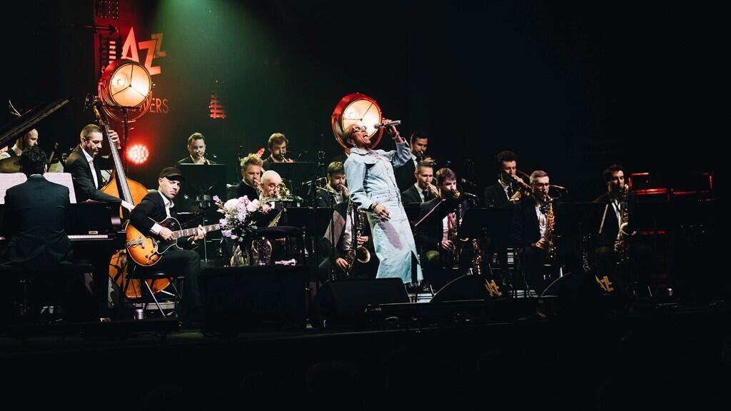 Dee Dee Bridgewater et l’Amazing Keystone Big Band lors du festival «Jazz sous les Pommiers 2023».