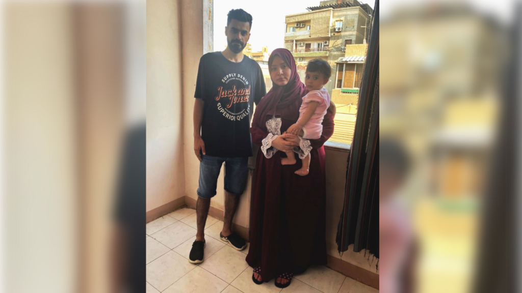 Dalia, Baha et leur fille Nermine ont fui Gaza bombardée et se sont réfugiés en Égypte. Leur situation y est très précaire car ils n'ont pas le droit de travailler.