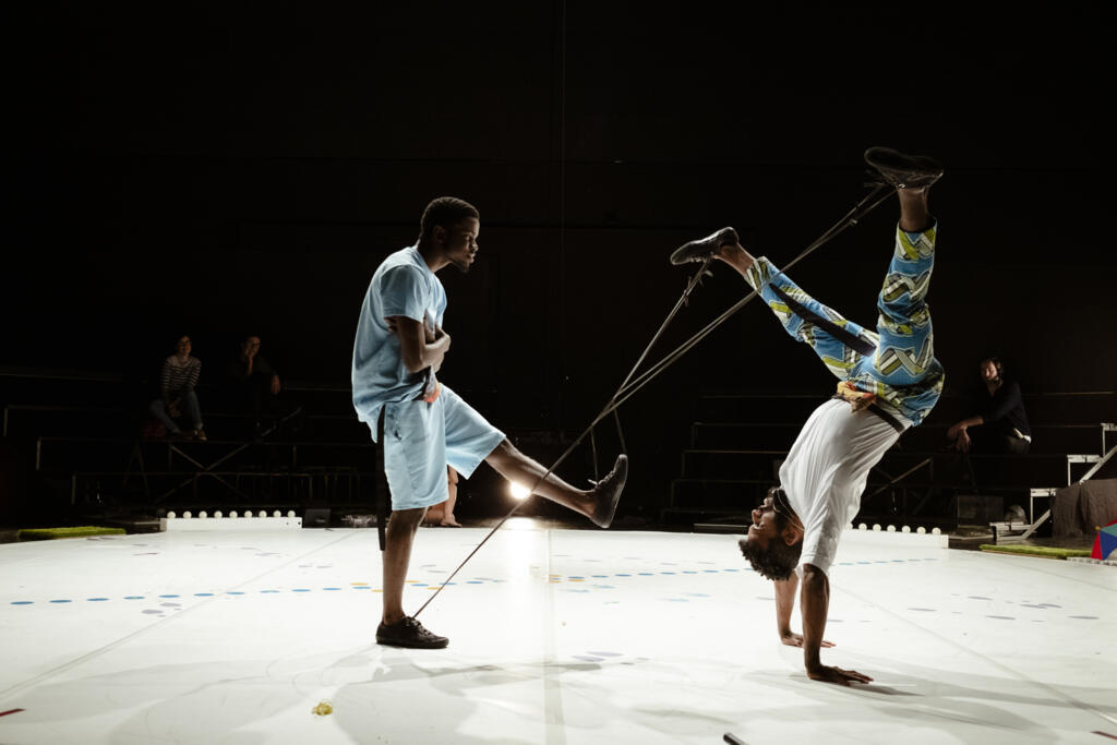 André Oliveira e Marco Motta no espetáculo « 23 Fragments de ces derniers jours » (23 fragmentos dos últimos dias), em cartaz no Teatro Silvia Monfort, em Paris, de 8 a 18 de fevereiro de 2023.