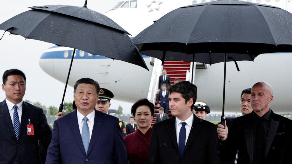 Le président chinois Xi Jinping et le Premier ministre français Gabriel Attal, à l'aéroport d'Orly, au sud de Paris, le 5 mai 2024.