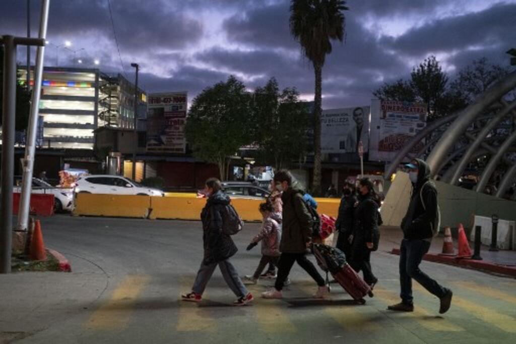 Ucranianos no lado mexicano da fronteira após serem proibidos de entrar nos Estados Unidos