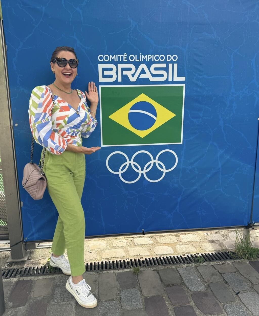 Na falta de clientes na cidade, guia turística Karine Naves tem mostrado a preparação de Paris para a Olimpíada.