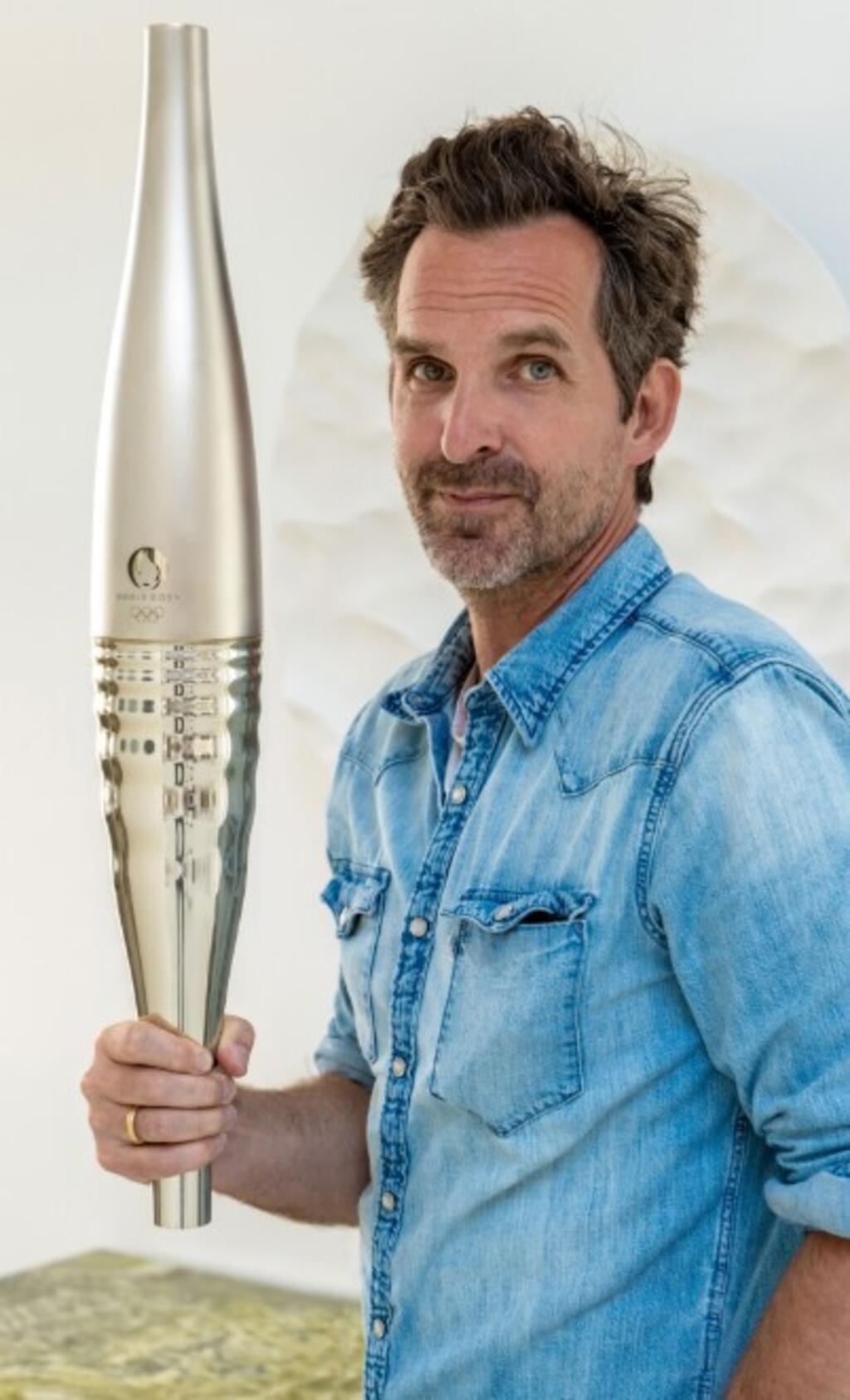 Mathieu Lehanneur et sa torche olympique