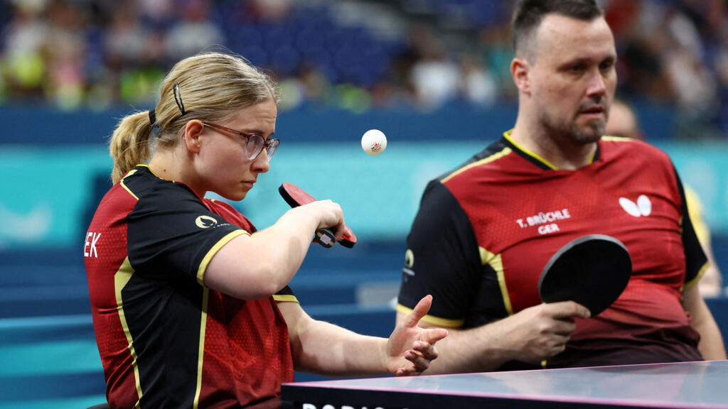 L'équipe mixte allemande de para tennis de table composée de Sandra Mikolaschek et de Thomas Bruechle lors de leur match contre la Thaïlande, le 30 août 2024, aux Jeux paralympiques de Paris.