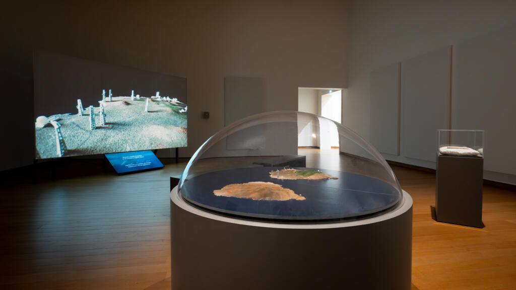 „Empire’s Island”, câștigător al Premiului de la Roma în 2023, spune povestea Insulei Ascension, situată în mijlocul Oceanului Atlantic. Jonas Staal, „Empire’s Island”, 2023, vedere a instalației