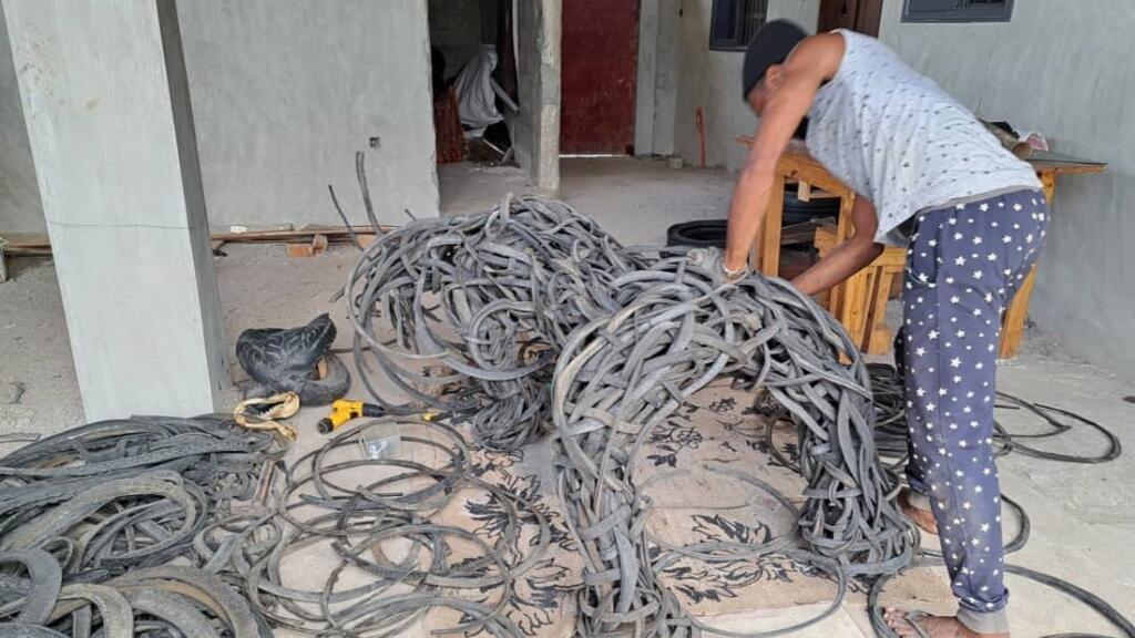 Marcel Kpoho, dans son atelier.