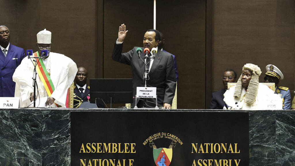Le président camerounais Paul Biya (au centre) fait un geste lors de son investiture à l'Assemblée nationale à Yaoundé, le 6 novembre 2025.
