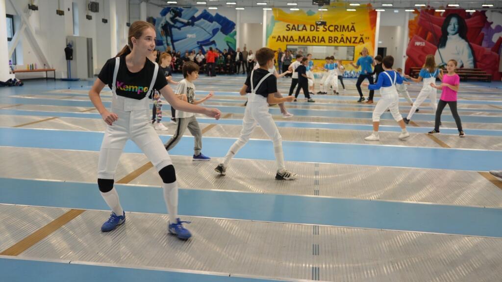 Copii în timpul unui antrenament la scrimă (ilustrație)