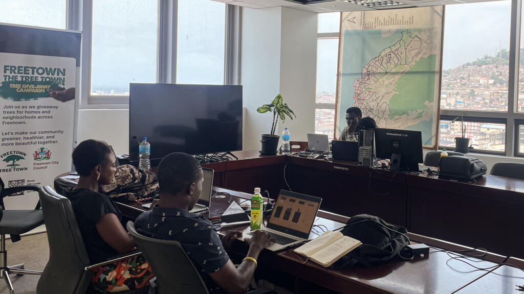 Dans les bureaux du conseil municipal de Freetown, où les données du projet «Freetown the Treetown» sont analysées.