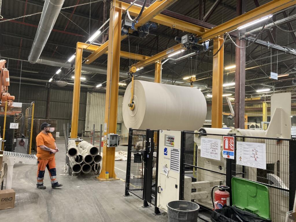 La bobine de papier recyclée qui s'apprête à être transformée en paquets d'essuie-mains.