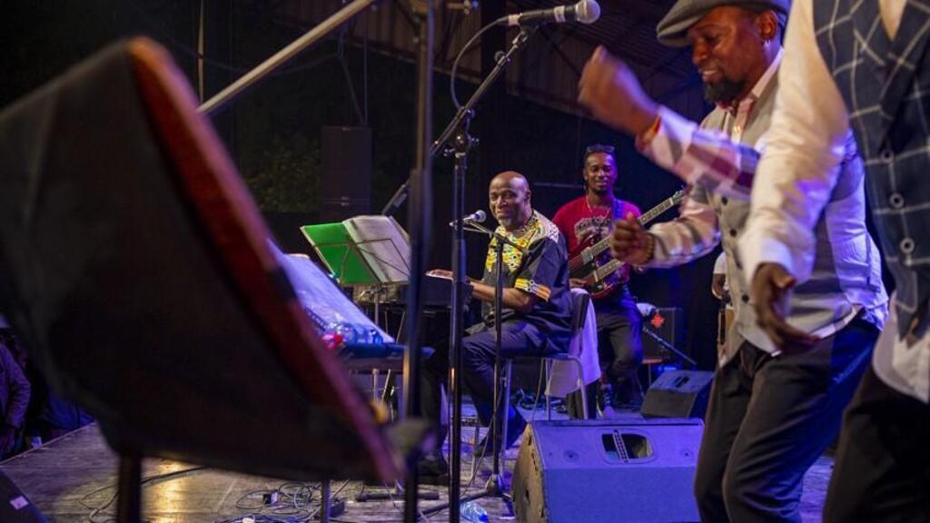 Ray Lema complice de Ballou Canta et Fredy Massamba lors du JazzKif 2019.