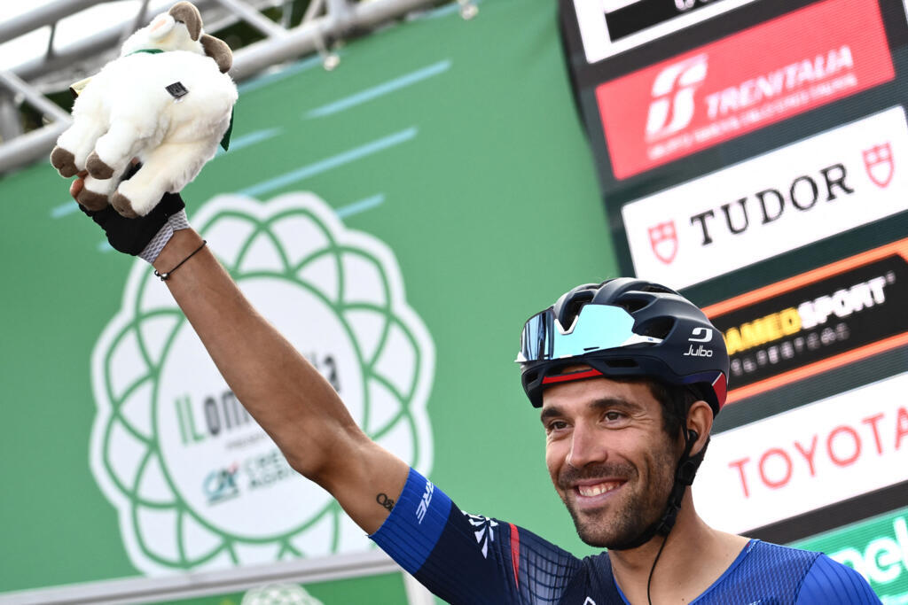 Le coureur français Thibaut Pinot reçoit une peluche de chèvre pour marquer sa dernière course avant le départ de la 117e Tour de Lombardie, à Bergame, le 7 octobre 2023.