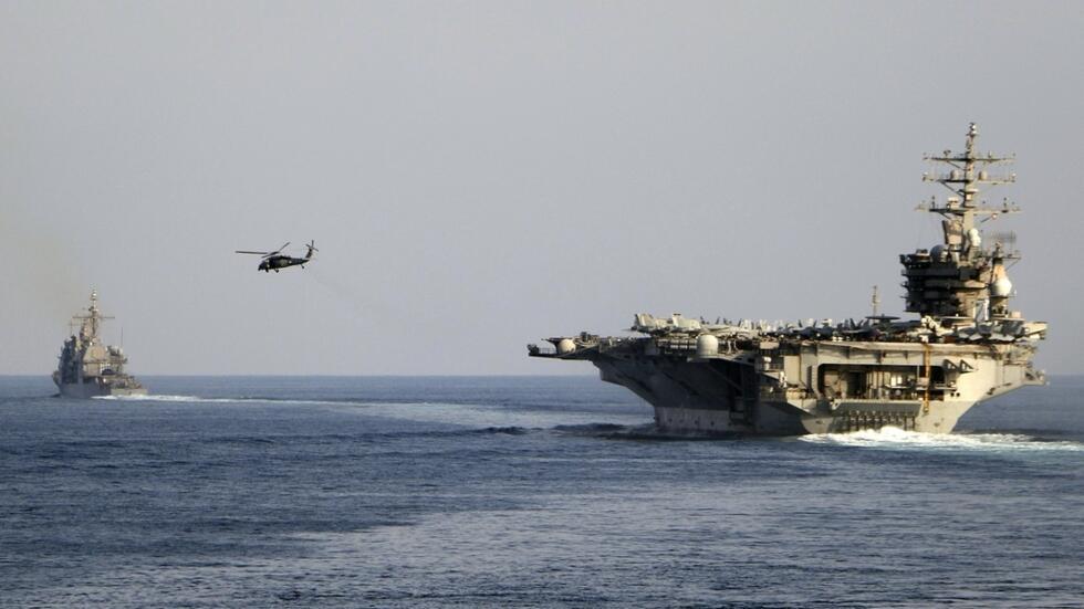 Ảnh minh họa: Hàng không mẫu hạm Mỹ USS Dwight D. Eisenhower tại eo biển Ormuz, vịnh Ba Tư, ngày 26/11/2023.