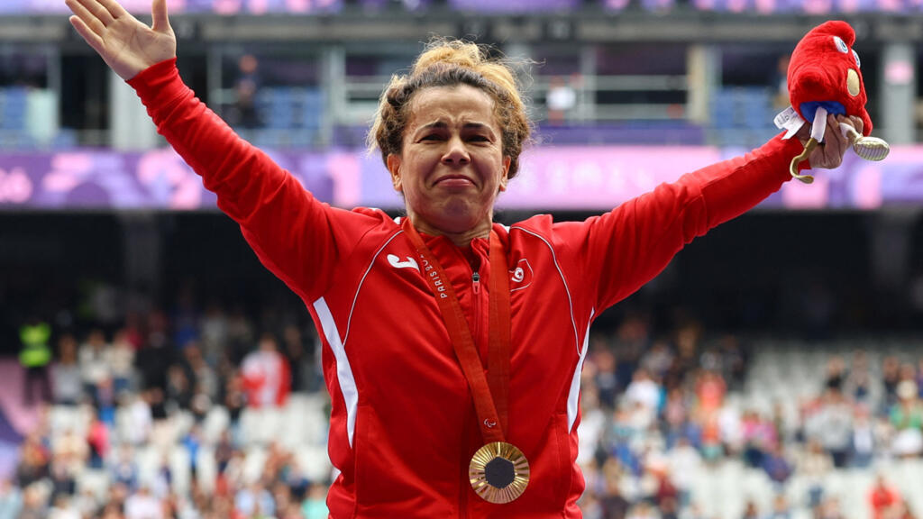 La tunisienne Raoua Tlili décroche l'or et la première médaille africaine en lancer du poids catégorie F41 aux Jeux paralympiques de Paris, le 30 août 2024. 