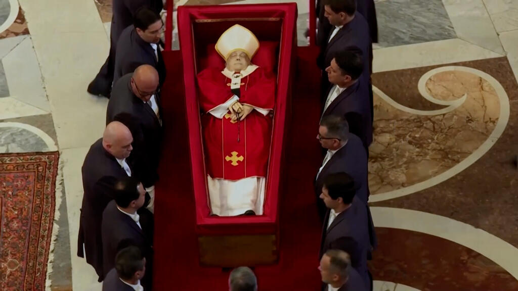 Papa Francisc este expus pânà vineri în baziclia Sfântul Petru. Vatican, 23 aprilie 2025.