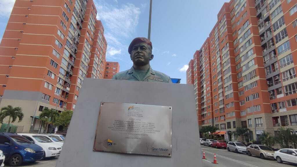 Busto de Hugo Chávez na entrada de Cidade Tiuna, reduto do chavismo na Venezuela.