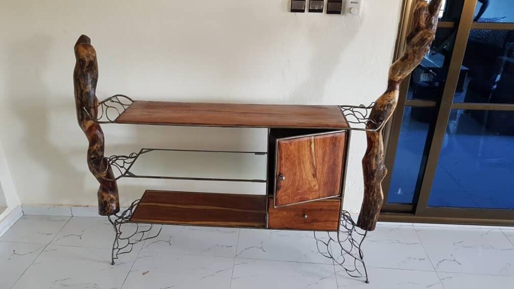 Console fer à béton et palissandre réalisé par Paulin Bahigabou