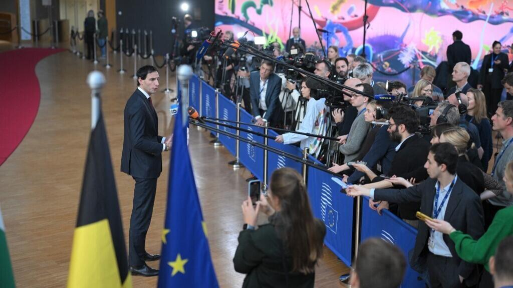 Comissário europeu para Clima, Emissões Zero e Crescimento Sustentável, Wopke Hoekstra, faz declaração à imprensa durante reunião do Conselho de Meio Ambiente, em Bruxelas, em 4 de novembro de 2025.