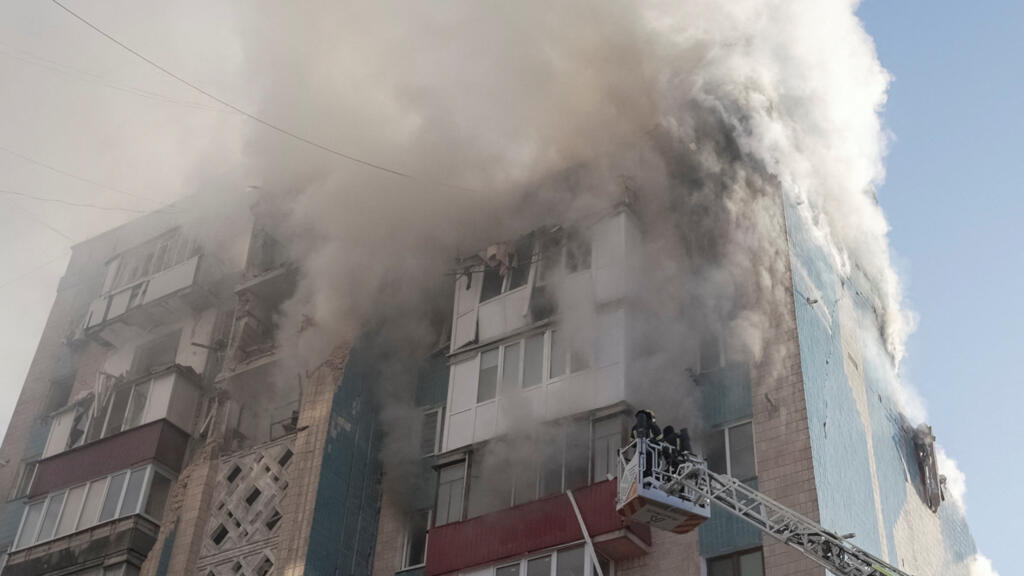 En Ucrania bombardeos nocturnos rusos golpean Járkov, pero la vida sigue