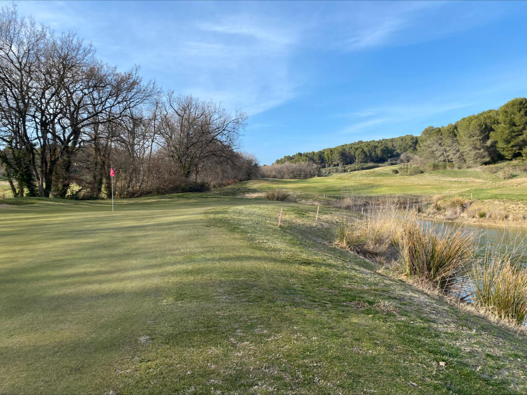 La direction du golf d'Aix-en-Provence a décidé de ne plus arroser certaines parties du green qui deviennent jaunes dès le mois de mars