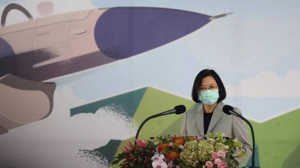 台湾总统蔡英文出席F-16战斗机维修中心开幕仪式