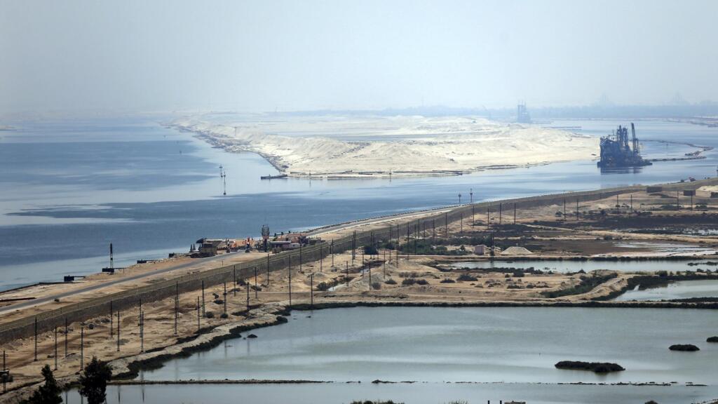Vue aérienne des deux branches du passage de Suez prise du pont de la paix dans le désert d'Ismaïlia, août 2015.