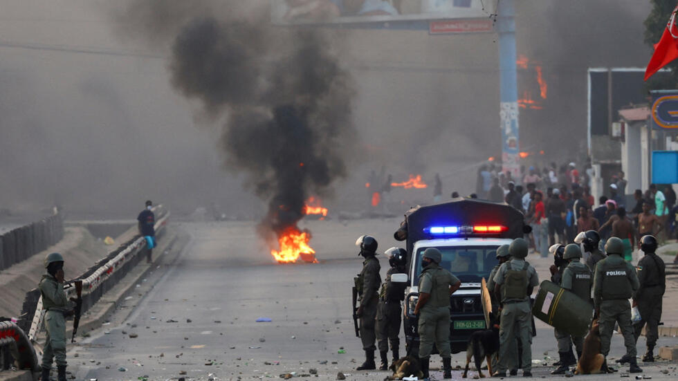Maakabiliano kati ya polisi na waandamanaji baada ya ushindi wa FRELIMO katika uchaguzi mkuu, uliopingwa na upinzani, mjini Maputo, Oktoba 24, 2024.