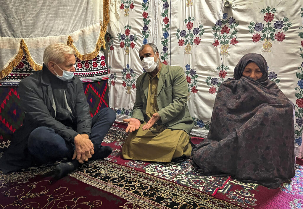 Cette photo obtenue par le Conseil norvégien pour les réfugiés (NRC) le 10 novembre 2021 montre le directeur général du NRC, Jan Egeland (à gauche), s'entretenant avec les membres d'une famille de réfugiés afghans qui ont fui l'Afghanistan pour l'Iran il y a plus de 30 ans et qui vivent dans le camp de Bardsir, dans la province méridionale de Kerman, avec leurs huit enfants. M. Egeland visite cette semaine le camp de réfugiés de Bardsir, qui abrite environ 1 450 familles afghanes, dont beaucoup sont là depuis plus de 30 ans. Il s'agit de l'une des 20 colonies de réfugiés en Iran où le nombre de réfugiés augmente, avec un afflux quotidien de réfugiés arrivant d'Afghanistan depuis que les talibans ont pris le contrôle du pays à la suite du retrait des États-Unis en août 2021.