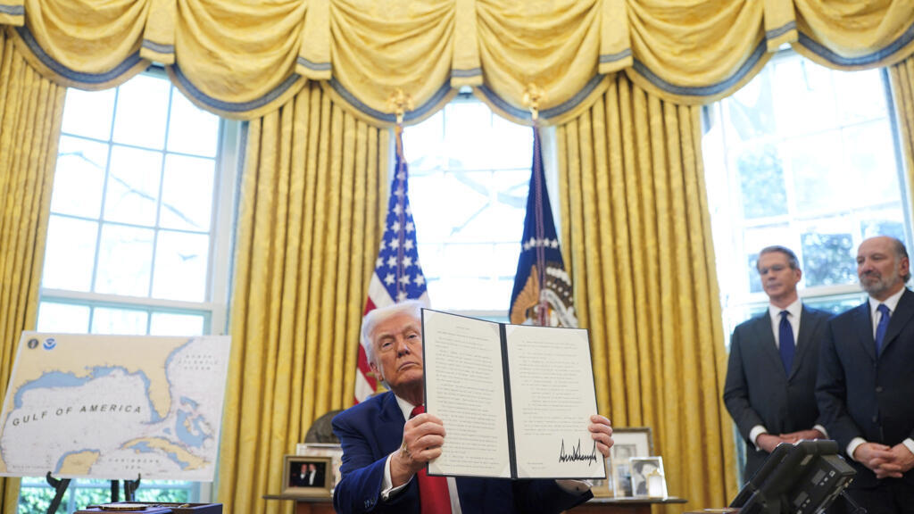 Le président Donald Trump tient un décret signé dans le bureau ovale de la Maison Blanche, le 9 avril 2025, à Washington.