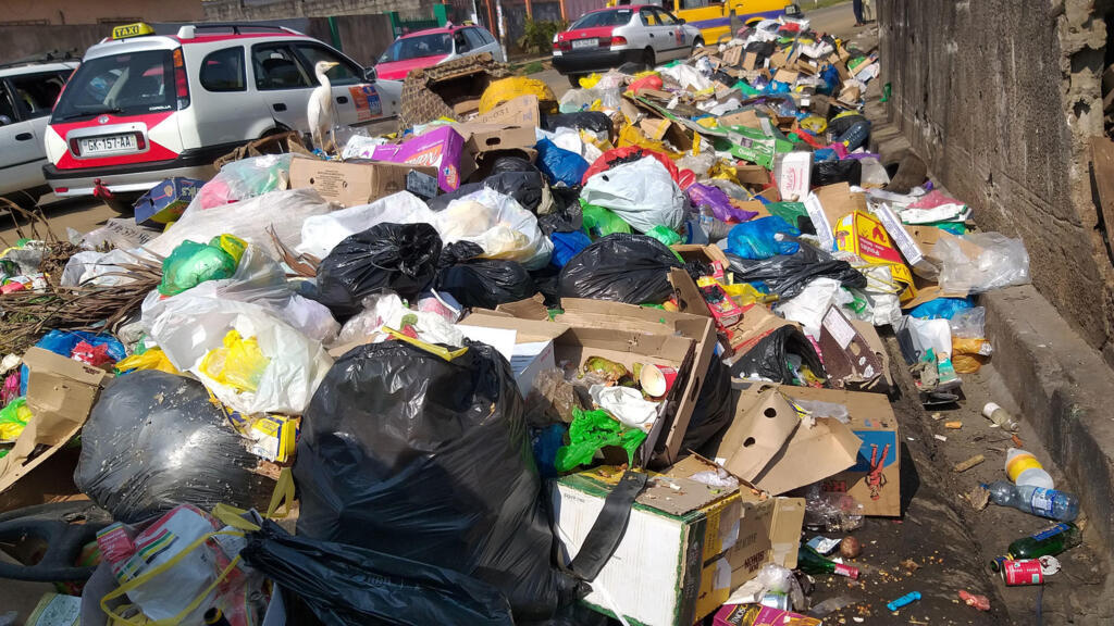 Devant l'école publique de Dragages à Nzeng Ayong dans le 6ème arrondissement de Libreville, les ordures débordent sur la chaussée, le 7 août 2019. (image d'illustration)