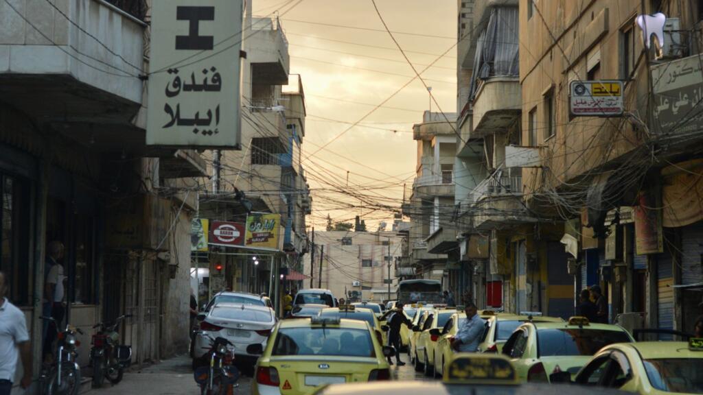 Une rue de la ville syrienne de Qamichli, qui jouxte la frontière turque. Les bombardements turcs sont réguliers sur les civils et les infrastructures vitales de la ville. Des frappes aux nombreuses conséquences sur des millions de Syriens.