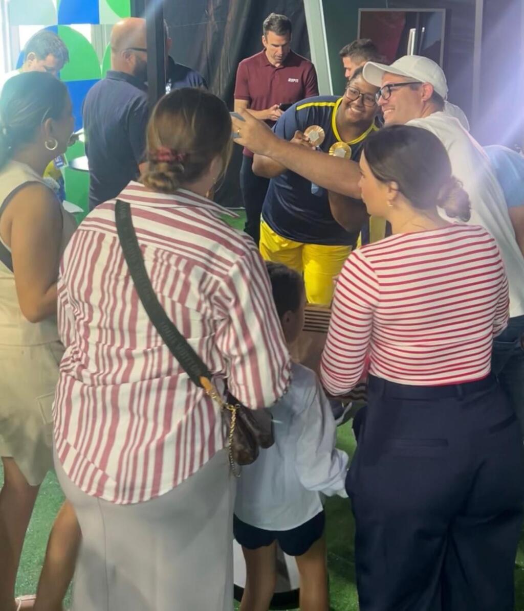 Beatriz Souza foi uma das atletas mais tietadas na Casa Brasil. Em 05/08/24, Paris.