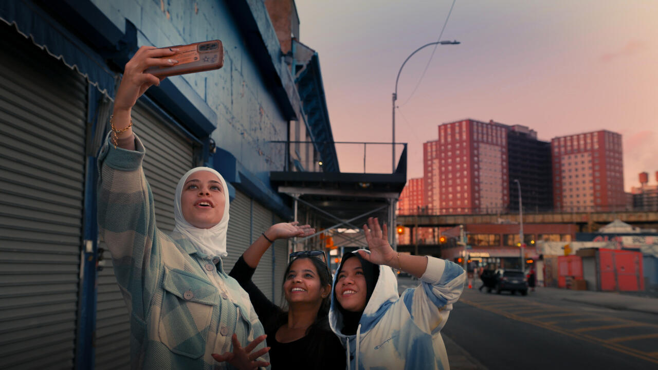 A cantora Simaria Mendes em um cenário deslumbrante exibindo sua classe e bom gosto