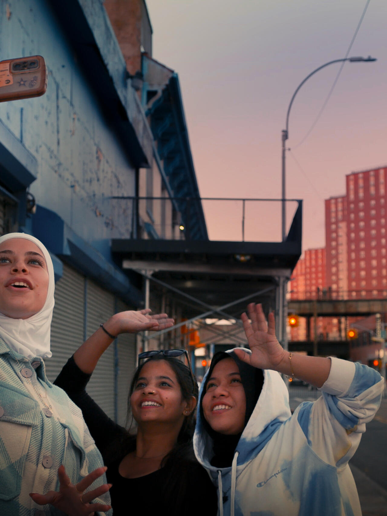 A cantora Simaria Mendes em um momento de reflexão com um olhar profundo