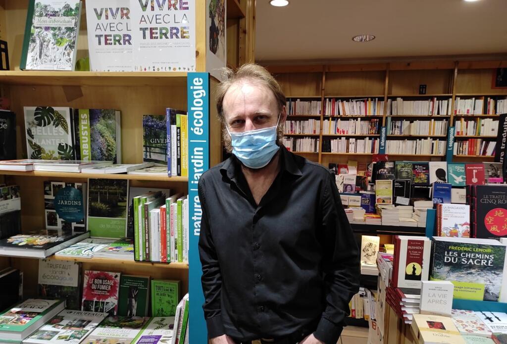 Quentin Schoëvaërt-Brossault, diretor da Atout Livres, viu os clientes migrarem espontaneamente das gigantes digitais para os sites de livrarias independentes.
