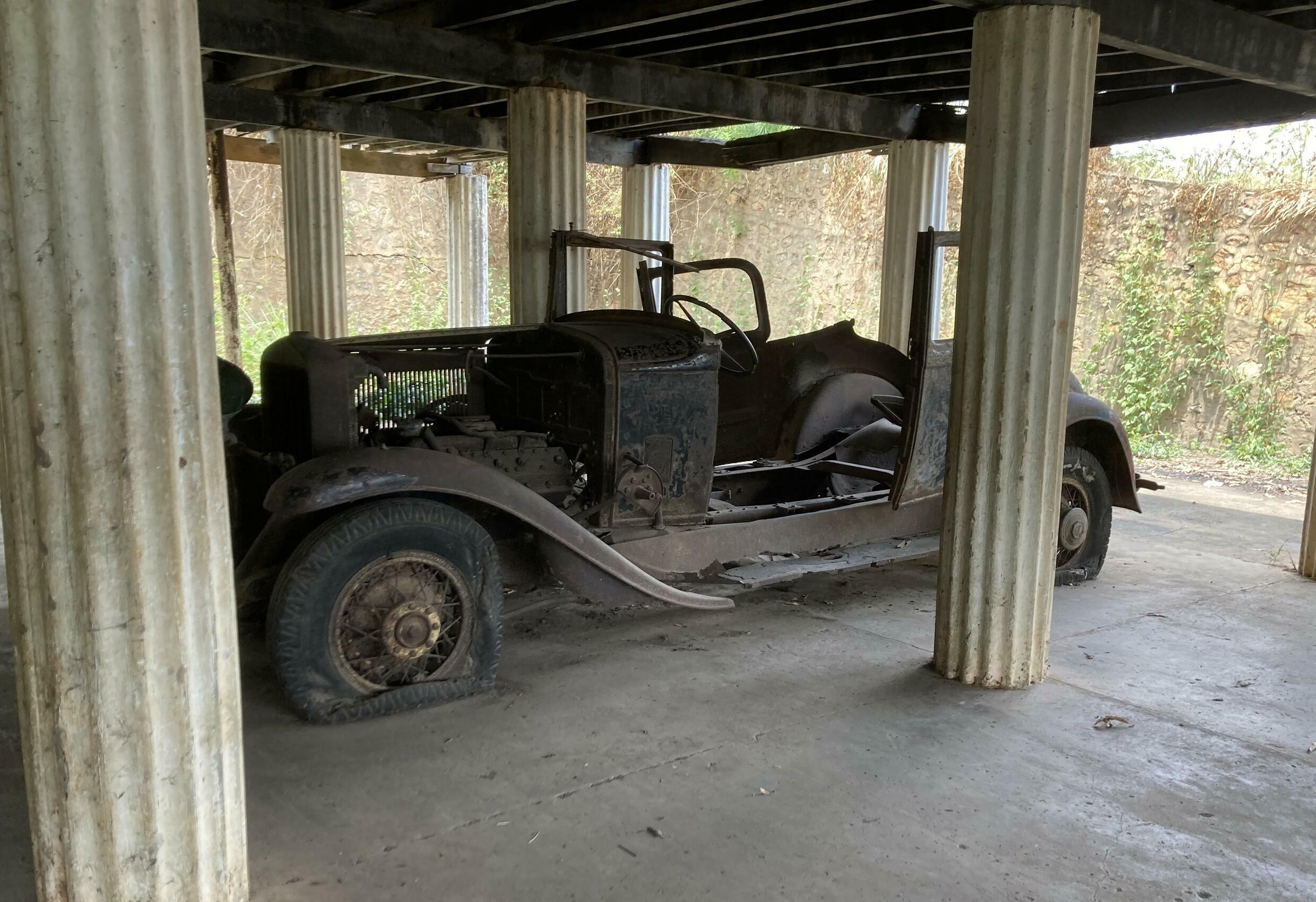 La vieille Mercedes.