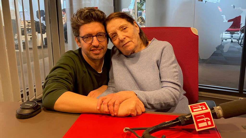 Jonas, fondateur de Grandmas Project et Suzy Pariente sa grand-mère.