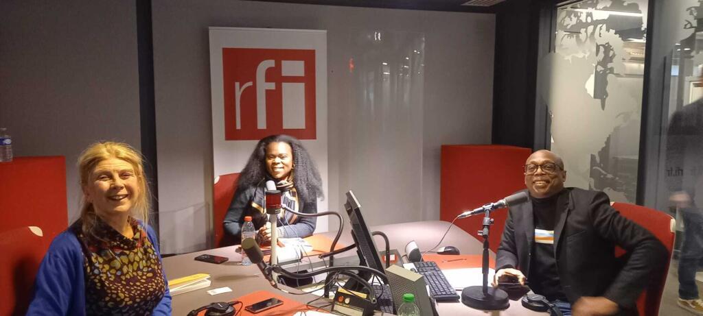 Ernis, Myriam Guilhot et Eric Amiens dans les studios de RFI.