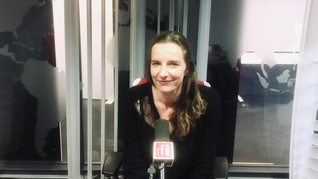 Amandine Dhée, écrivaine française en studio à RFI (février 2020).