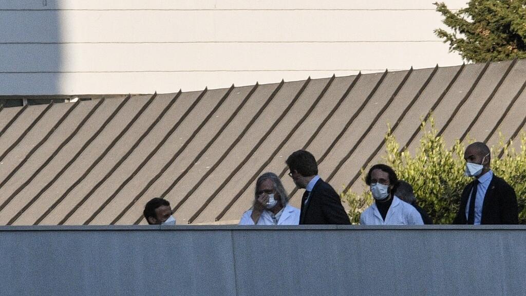 Le président français Emmanuel Macron (G) visite l'hôpital spécialisé en maladies infectieuses IHU à Marseille le 9 avril 2020 avec son directeur, le professeur Didier Raoult (4e G). Marseille, le 9/04/2020