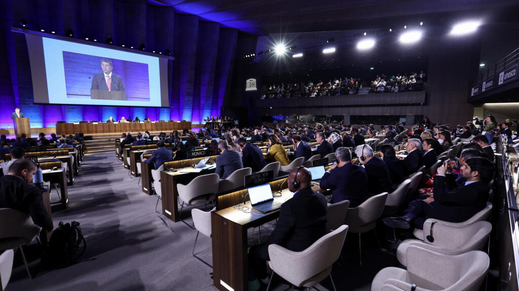 Plenária instalada na sede da Unesco, em Paris, negocia um futuro tratado contra a poluição plástica. (29 de maio de 2023)