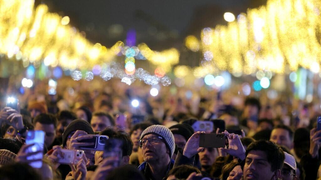 La France renforce son dispositif sécuritaire pour le réveillon du Nouvel An, avec 90 000 policiers