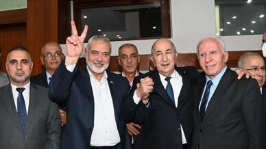 Le président algérien Abdelmajid Tebboune (au centre) pose aux côtés du leader du Hamas Ismaïl Haniyeh (à gauche) et de Azzam al-Ahmad, le chef de la délégation du Fatah (à droite), lors de la rencontre des différentes factions palestiniennes à Alger, le 12 octobre 2022.