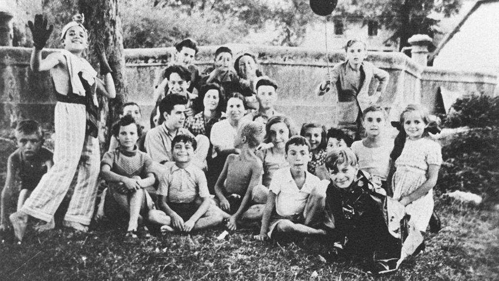 Des enfants juifs d’Izieu (France) peu avant qu’ils ne soient déportés dans des camps de la mort, le 6 avril 1944.