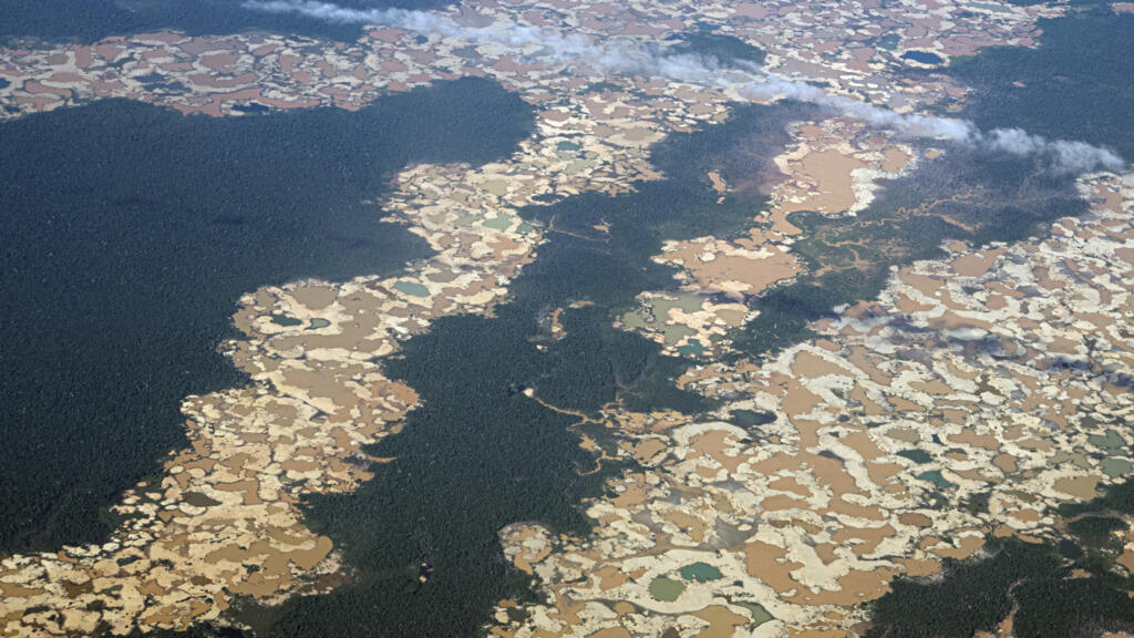 Exploiter de l'or sans mercure : le défi des femmes de l'Amazonie péruvienne