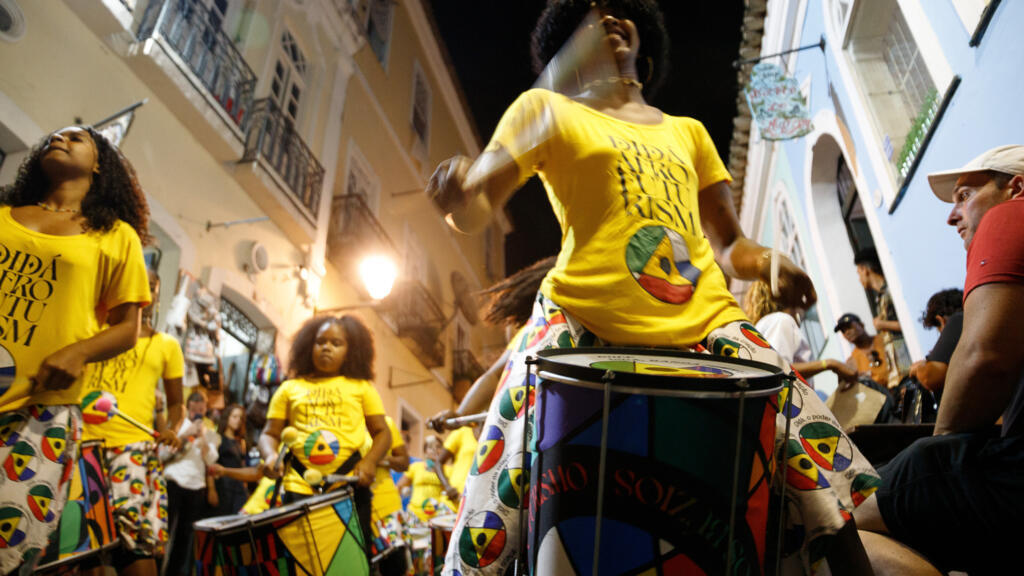 Exposição em Madri põe em foco os agudás, brasileiros que fizeram o caminho de retorno à África. Na imagem, percussionistas da Banda Didá, grupo afro e feminino, tocando no Pelourinho, em Salvador.