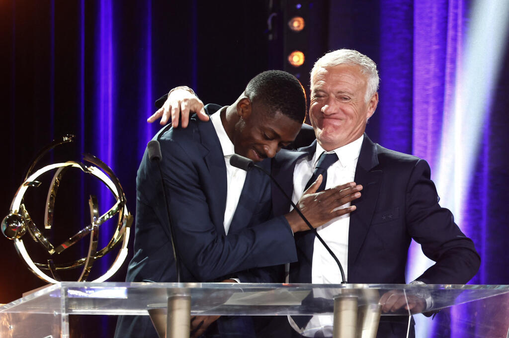 Ousmane Dembélé recebe o troféu de melhor jogador da Ligue 1 de 2024/2025 das mãos do técnico da seleção francesa, Didier Deschamps.