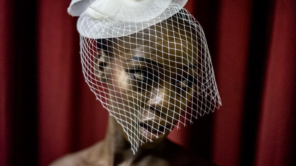 Un mannequin attend dans les coulisses pour participer au défilé de la Fashion Week africaine à Lagos le 3 juin 2017.